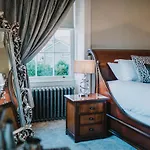 Grassfield Hall 4*